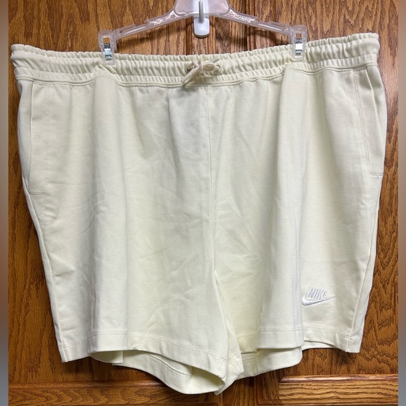 Women’s NWT XXL Nike Cream Athletic Shorts with Elastic Waistband - Picture 1 of 5